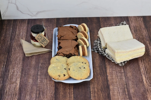Postrecito en Frasquito junto a Bandeja con Mini Porciones de Brownies, Alfajores de Dulce de Leche, Cookies con Chips de Chocolate y Sándwiches de Miga Simples de Jamón y Queso
