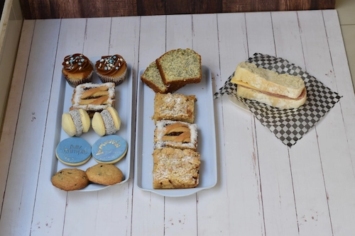 Cupcakes, Mini Porción de Torta Pastafrola, Cuadraditos de Manzana, Alfajores de Maizena, Cookies, Porciones de Budín de Amapola y Tostado de Pan de Campo con Jamón y Queso