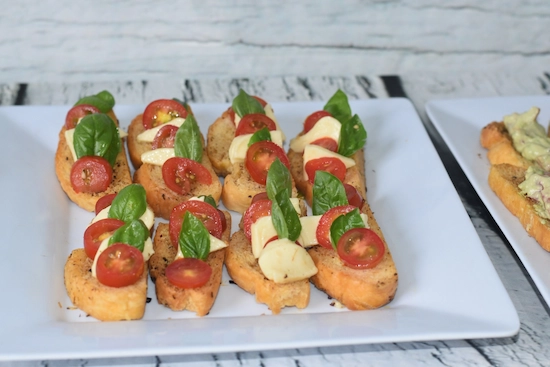 Tostadas de Pan Casero con Jamón Crudo, Queso y Rúcula Tostadas de Pan Casero con Jamón Crudo, Queso y Rúcula