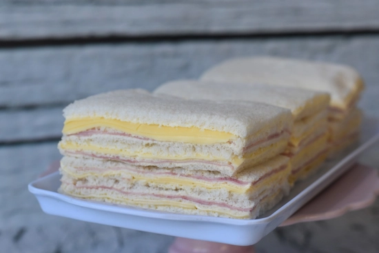 Sándwiches de Pan Miga Blanco Simples con Jamón y Queso Sándwiches de Pan Miga Blanco Simples con Jamón y Queso