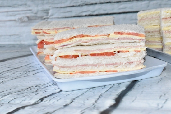 Sándwiches de Pan Miga Blanco Triples con Jamón, Queso, Huevo y Tomate Sándwiches de Pan Miga Blanco Triples con Jamón, Queso, Huevo y Tomate