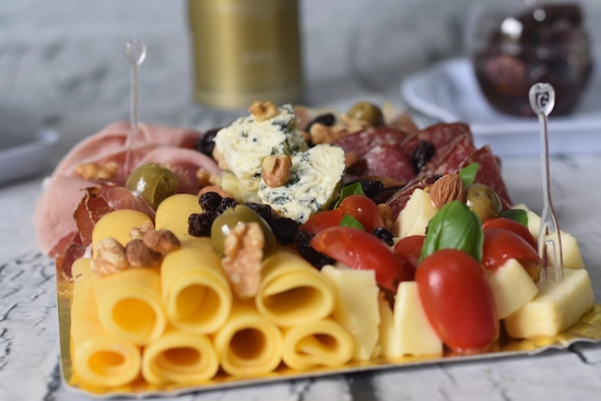 Picada Gourmet con Fetas y Trozos de diversos tipos de Fiambres, Aceitunas, Tomatitos Cherries y Frutos Secos Picada Gourmet con Fetas y Trozos de diversos tipos de Fiambres, Aceitunas, Tomatitos Cherries y Frutos Secos