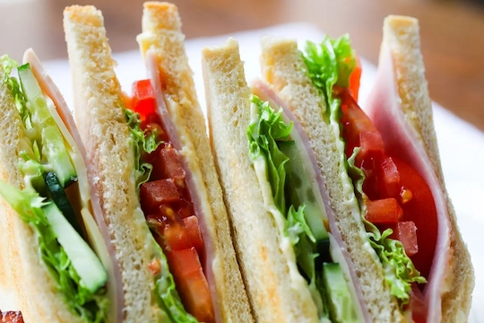 Sándwiches de Miga Triple: Jamón, Queso, Lechuga y Tomate Sándwiches de Miga Triple: Jamón, Queso, Lechuga y Tomate