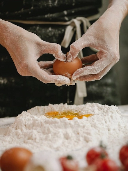 Partiendo un Huevo con las Manos