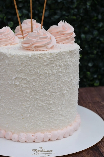 Torta Buttercream Blanca con Rosas color Rosa