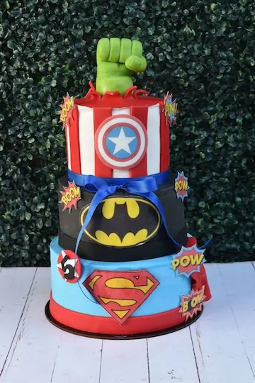 Torta de Tres Pisos de Spiderman, Batman, Capitán América y Hulk